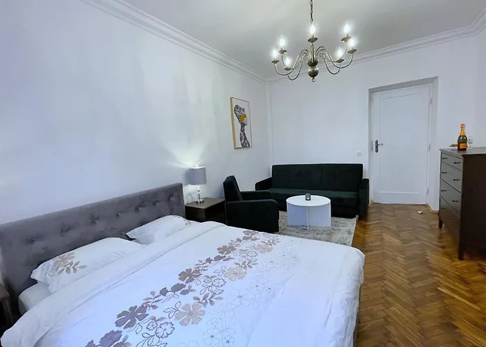 Rzeszowska 5 Apt. 3 *